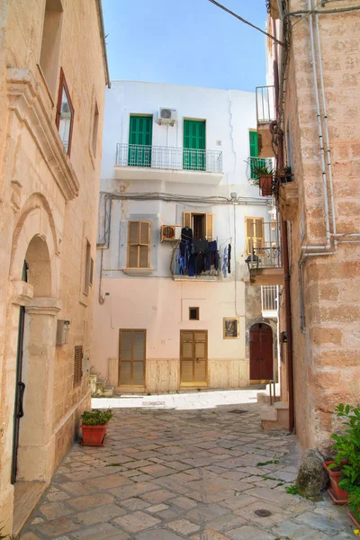 Gasse. Monopoli. Apulien. Italien. — Stockfoto