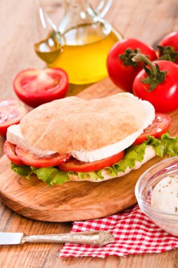 Puccia ekmek mozzarella ve domates ile.