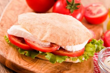 Puccia ekmek mozzarella ve domates ile.