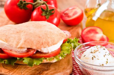 Puccia ekmek mozzarella ve domates ile.