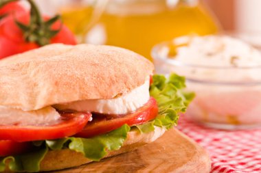 Puccia ekmek mozzarella ve domates ile.