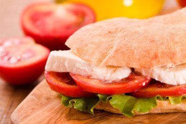 Puccia ekmek mozzarella ve domates ile.