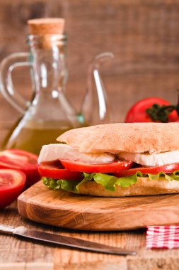 Puccia ekmek mozzarella ve domates ile.