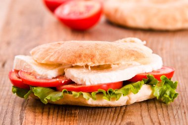 Puccia ekmek mozzarella ve domates ile.