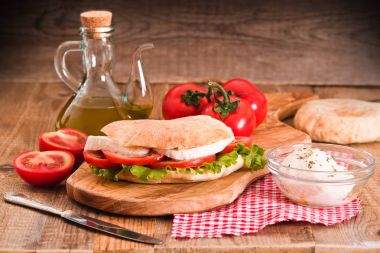 Puccia ekmek mozzarella ve domates ile.