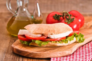 Puccia ekmek mozzarella ve domates ile.