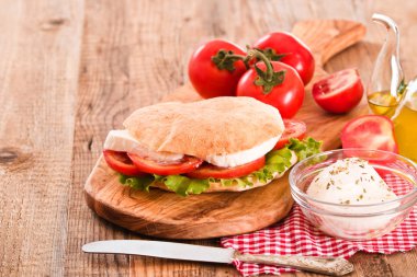 Puccia ekmek mozzarella ve domates ile.