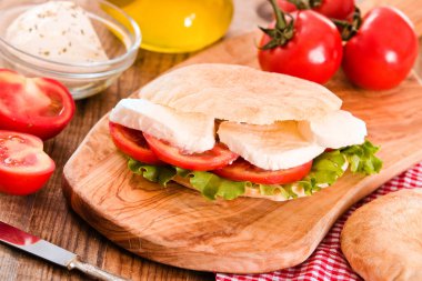 Puccia ekmek mozzarella ve domates ile.