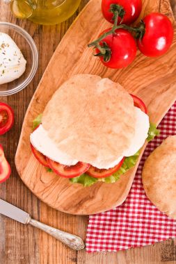 Puccia ekmek mozzarella ve domates ile.