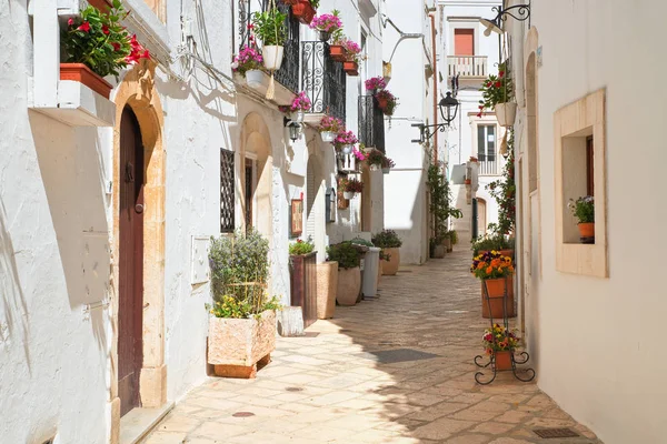 alleyway. Locorotondo. Puglia. İtalya. 