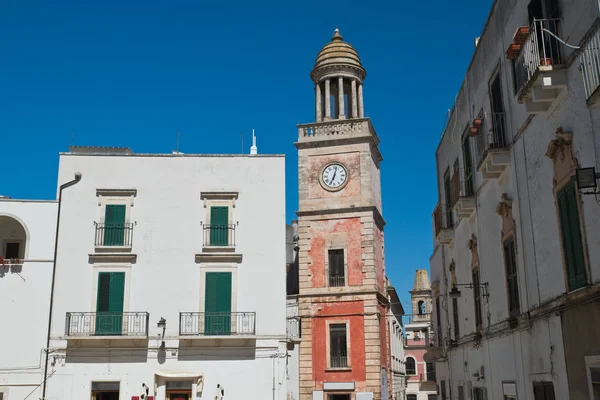 Ara sokakta. Noci. Puglia. İtalya. 