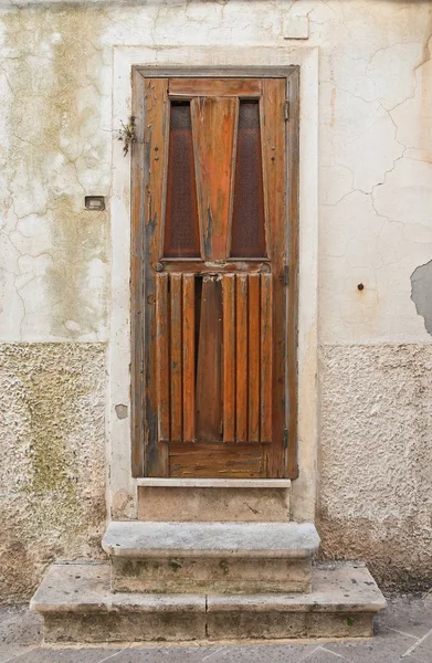 Porta de madeira. Noci. Puglia. Itália . — Fotografia de Stock