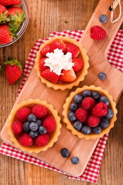 Puccia ekmek mozzarella ve domates ile. 