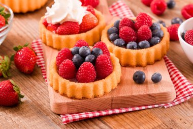 Puccia ekmek mozzarella ve domates ile. 