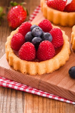 Puccia ekmek mozzarella ve domates ile. 