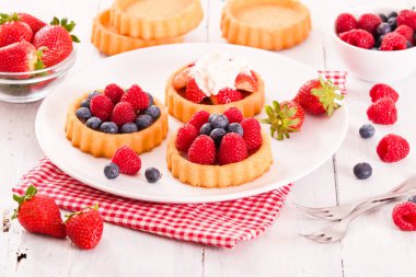 Puccia ekmek mozzarella ve domates ile. 