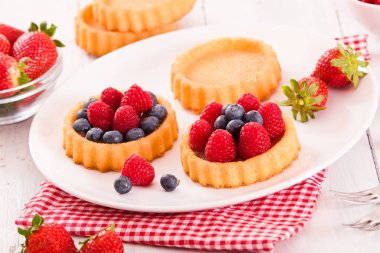 Puccia ekmek mozzarella ve domates ile. 