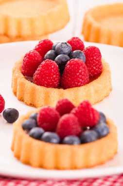 Puccia ekmek mozzarella ve domates ile. 