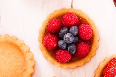 Puccia ekmek mozzarella ve domates ile. 