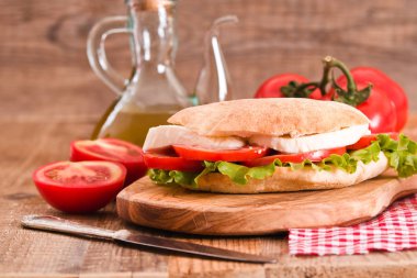 Puccia ekmek mozzarella ve domates ile. 