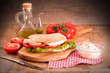 Puccia ekmek mozzarella ve domates ile. 