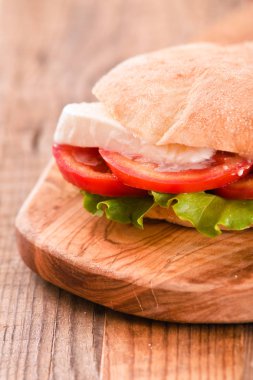 Puccia ekmek mozzarella ve domates ile. 