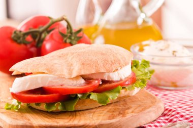 Puccia ekmek mozzarella ve domates ile. 