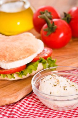 Puccia ekmek mozzarella ve domates ile. 