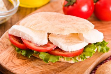 Puccia ekmek mozzarella ve domates ile. 