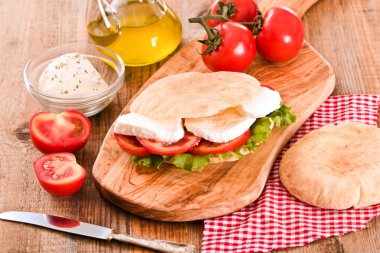 Puccia ekmek mozzarella ve domates ile. 