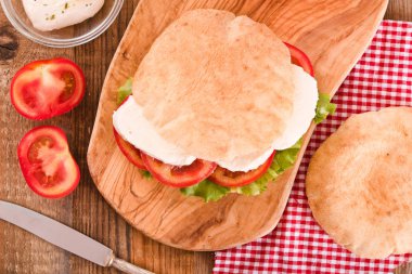 Puccia ekmek mozzarella ve domates ile. 