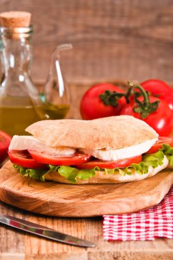 Puccia ekmek mozzarella ve domates ile. 