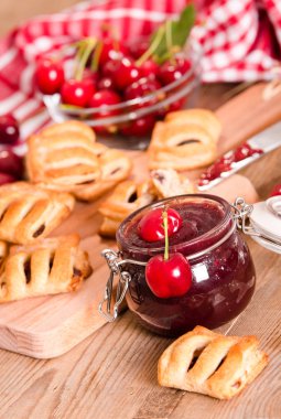 Vişneli pasta börek kesme tahtası üzerinde.