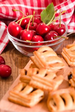 Vişneli pasta börek kesme tahtası üzerinde.