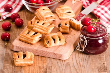 Vişneli pasta börek kesme tahtası üzerinde.