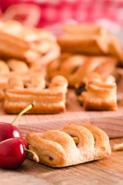 Vişneli pasta börek kesme tahtası üzerinde.