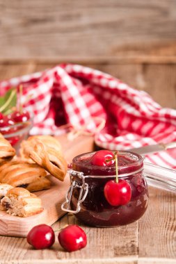 Vişneli pasta börek kesme tahtası üzerinde.