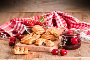 Vişneli pasta börek kesme tahtası üzerinde.
