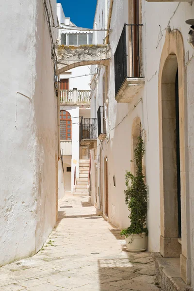 Alleyway. Locorotondo. Puglia. İtalya. — Stok fotoğraf
