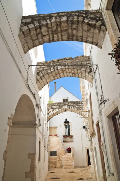 Steegje. Locorotondo. Puglia. Italië. — Stockfoto
