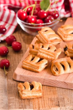 Vişneli pasta börek kesme tahtası üzerinde.