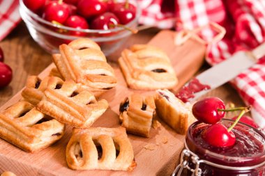 Vişneli pasta börek kesme tahtası üzerinde.