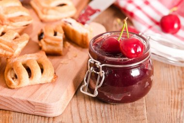Vişneli pasta börek kesme tahtası üzerinde.