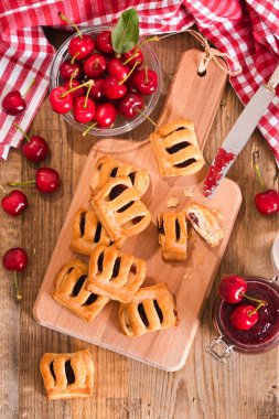 Vişneli pasta börek kesme tahtası üzerinde.