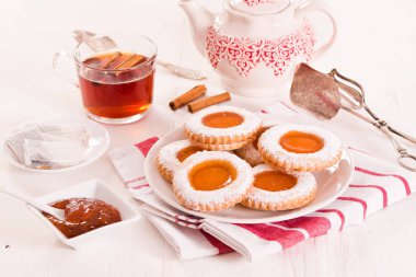 Vişneli pasta börek kesme tahtası üzerinde. 