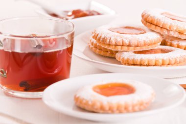 Vişneli pasta börek kesme tahtası üzerinde. 