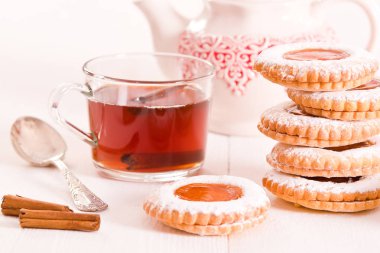 Vişneli pasta börek kesme tahtası üzerinde. 