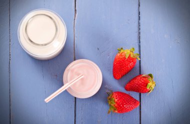 Vişneli pasta börek kesme tahtası üzerinde. 