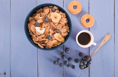 Vişneli pasta börek kesme tahtası üzerinde. 
