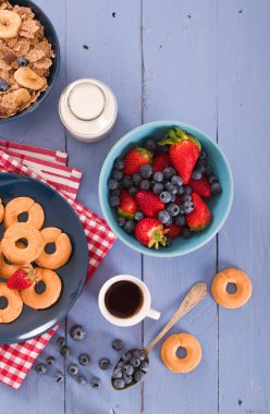 Vişneli pasta börek kesme tahtası üzerinde. 